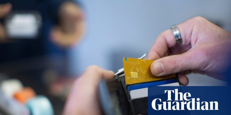 Los consumidores del Reino Unido ahorran menos a medida que los impuestos reducen los ingresos, según muestran los datos | Gasto del consumidor