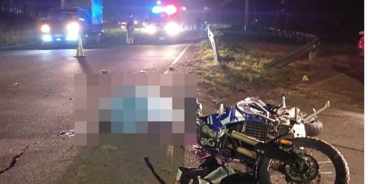 Joven motociclista muere tras impactar barra metálica en Ochomogo