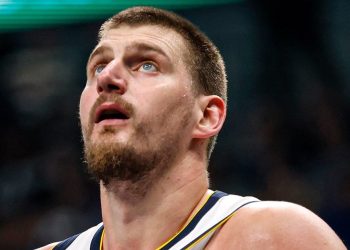 Jokic evita una lesión grave y será baja cerca de un mes por una hiperextensión de rodilla