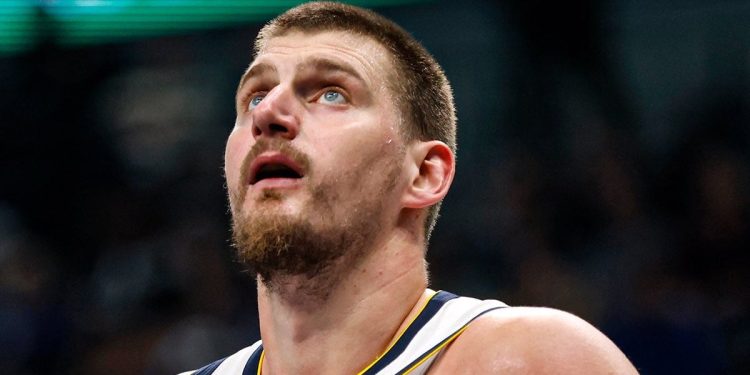Jokic evita una lesión grave y será baja cerca de un mes por una hiperextensión de rodilla