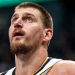 Jokic evita una lesión grave y será baja cerca de un mes por una hiperextensión de rodilla