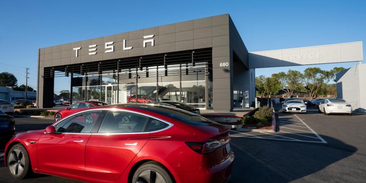 Tesla utilizó lenguaje engañoso para comercializar el piloto automático, dictamina un juez de California
