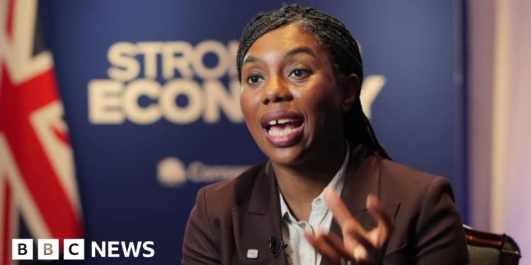 El salario mínimo no debería subir más, opina Badenoch