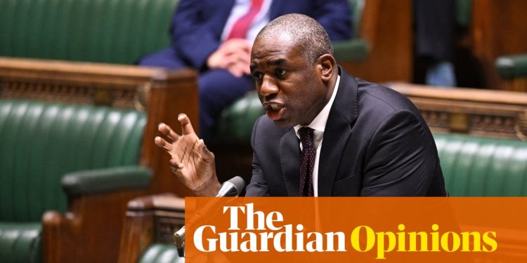 Opinión de The Guardian sobre el plan laborista de eliminar los juicios con jurado: está mal eliminar un pilar de la justicia británica | Editorial