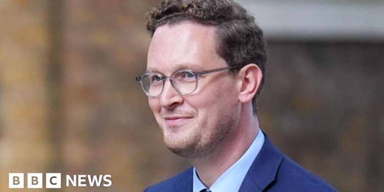 El gobierno hace demasiados anuncios, dice el encargado de aplicar políticas del primer ministro