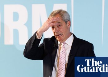 Farage se vuelve contra las emisoras por acusaciones de racismo mientras el número de reclamaciones llega a 28 | Nigel Farage