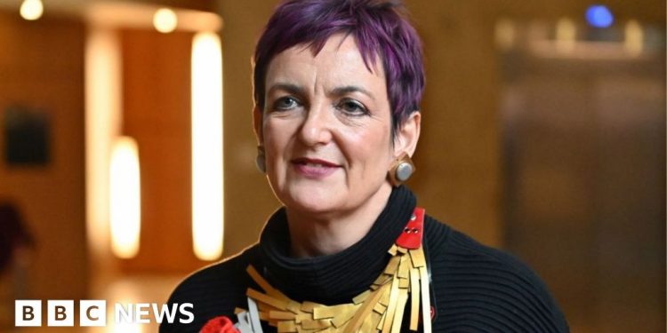 John Swinney apoya a Angela Constance en la fila de pandillas de cuidado personal