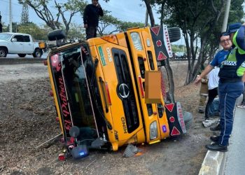 Volqueta perdió pista y terminó en zanja en la vía a la costa | Comunidad | Guayaquil