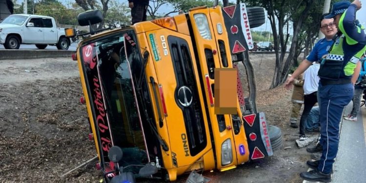 Volqueta perdió pista y terminó en zanja en la vía a la costa | Comunidad | Guayaquil