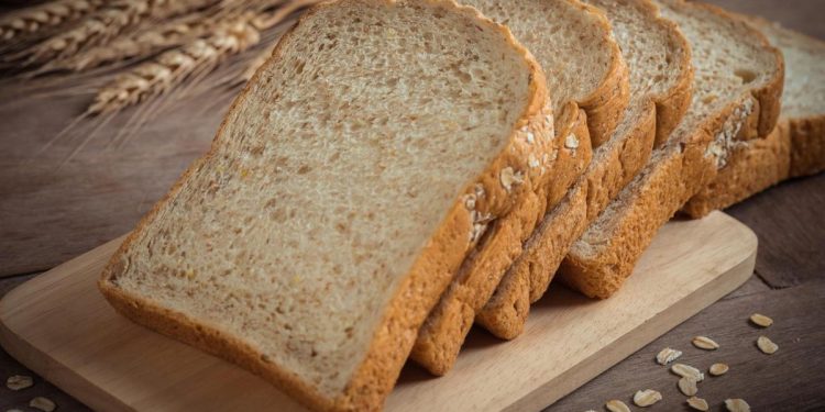 Alerta sanitaria por la presencia de plástico en este pan integral de venta en supermercados