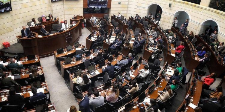 En sesión insólita, el Senado aprueba proposición para hacer control político a decreto de emergencia económica