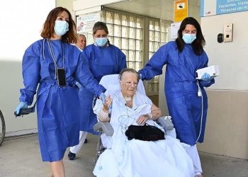 Una mujer de 70 años pasea por la calle tras permanecer ingresada siete meses en la UCI