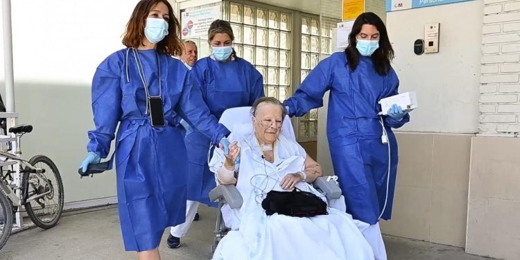 Una mujer de 70 años pasea por la calle tras permanecer ingresada siete meses en la UCI