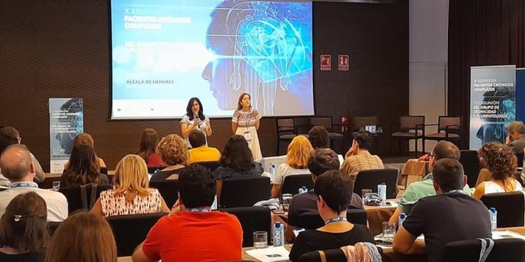 Médicos internistas alertan que un tercio de los pacientes crónicos complejos ingresados ​​​​toman 10 o más fármacos