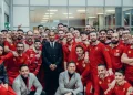 Lewis Hamilton no escatimó en gastos y le dio un regalo de Navidad a más de mil trabajadores de la escudería