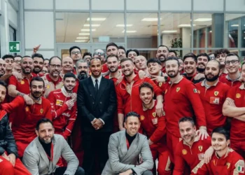Lewis Hamilton no escatimó en gastos y le dio un regalo de Navidad a más de mil trabajadores de la escudería