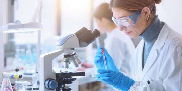 El Gobierno destinó casi mil millones de euros a proyectos de investigación contra el cáncer desde 2018