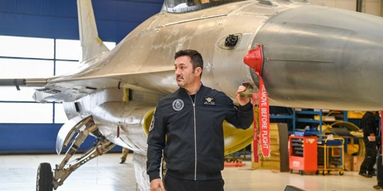 Petri demora la salida de Defensa para no perderse la última foto Top Gun con los F-16