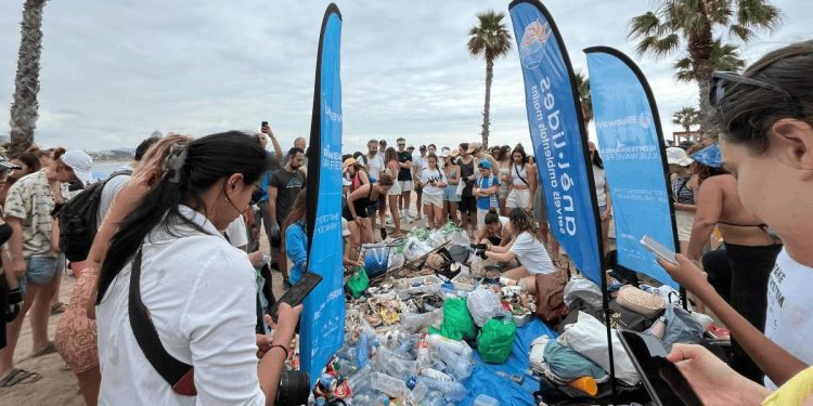 La Bluewave Alliance impulsa la recogida de plásticos con actividades de pádel surf, buceo y limpieza en la playa de Barcelona