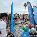 La Bluewave Alliance impulsa la recogida de plásticos con actividades de pádel surf, buceo y limpieza en la playa de Barcelona