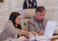 Presidente Petro condecora al secretario jurídico, Augusto Ocampo, la directora del Dapre, Angie Rodríguez, ya dos agregados militares chinos