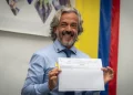 Juan Daniel Oviedo inscribió sus listas al Congreso y reúne las últimas firmas para su aspiración presidencial