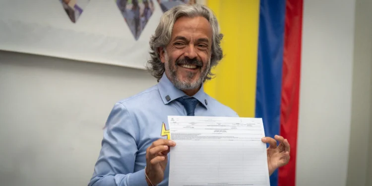 Juan Daniel Oviedo inscribió sus listas al Congreso y reúne las últimas firmas para su aspiración presidencial