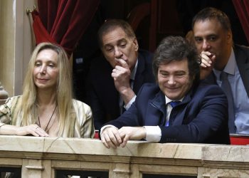 Karina tantea una tregua con Santiago y le marca un límite a los Menem y Adorni