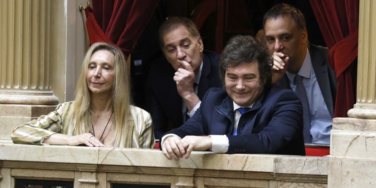 Karina tantea una tregua con Santiago y le marca un límite a los Menem y Adorni