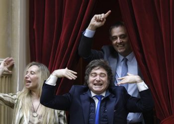 Milei analiza una reforma política para prohibir los frentes y complicar al peronismo