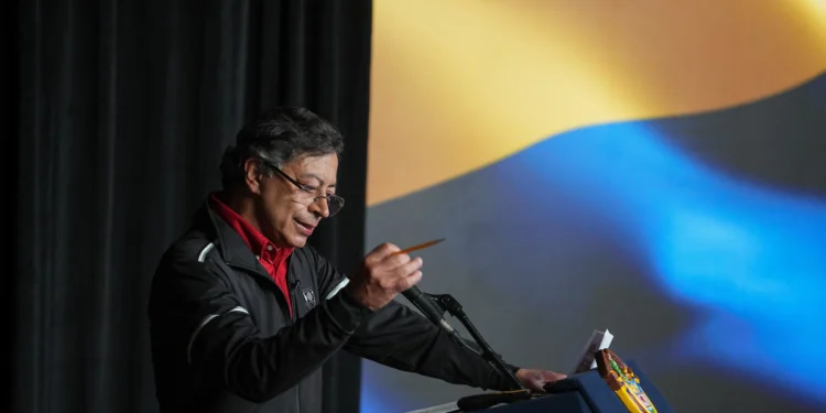 Petro dice que el país va hacia una emergencia económica y asegura que, sin tributaria, el ajuste tocaría la inversión, incluido el Metro de Bogotá