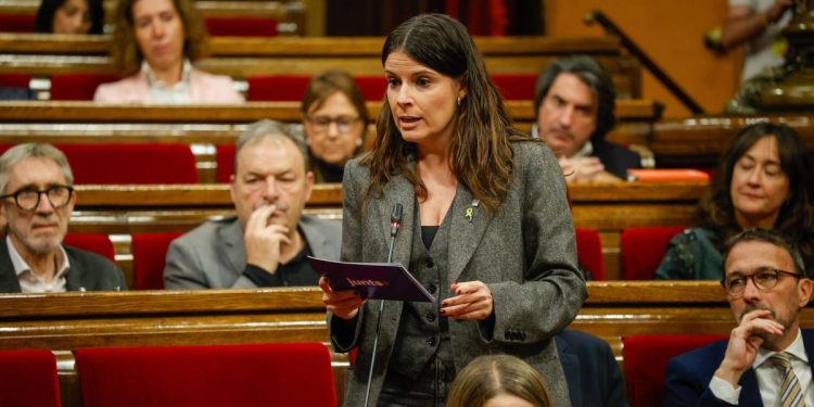 Junts tacha de “conformista” el balance de Illa del 2025 y le acusa de hacer propaganda