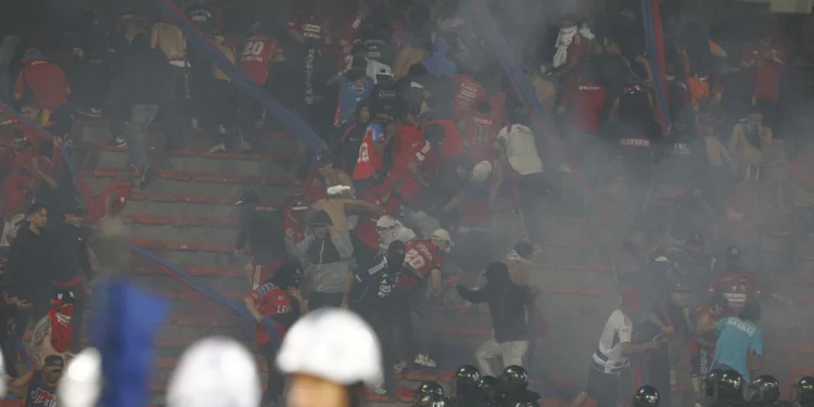 Final de la Copa Colombia termina en desmanes: hinchas ingresan a la cancha y generan pánico: videos de los desórdenes