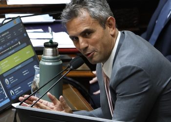 Escándalo en Diputados: Menem acordó con el kirchnerismo los lugares en la AGN y detonó la relación con el PRO