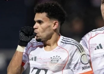 Será frente a la casa de su abuela, donde se crió.