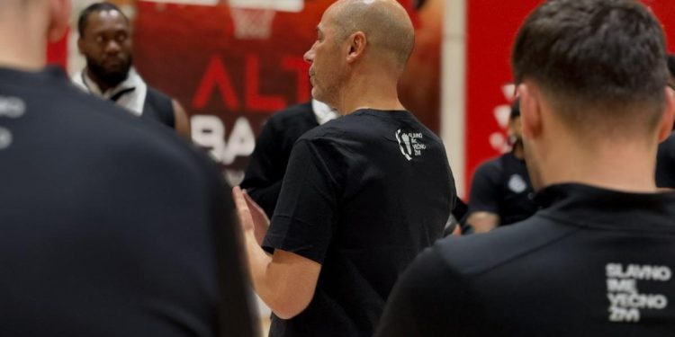 «No estoy aquí para que me comparen con Obradovic»