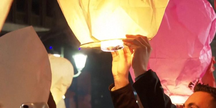 Cientos de personas se reúnen en el centro de Atenas para 'La Noche de los Deseos'