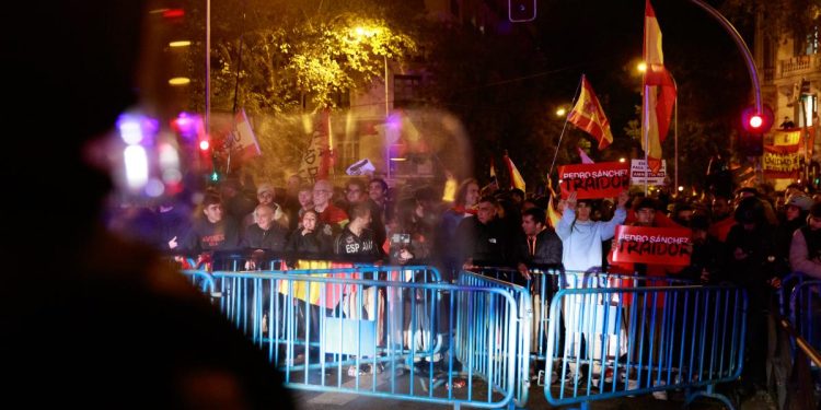 Vox se distancia de Revuelta, a la que acusa de desviar fondos para la dana