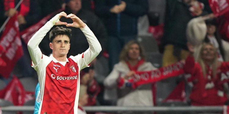 Pau Víctor frustra con su gol al Benfica de Mourinho