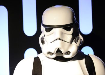 Google retira de YouTube vídeos generados por IA de personajes de Disney en respuesta al cese y desistimiento