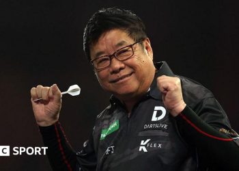 Campeonato Mundial de Dardos: Paul Lim, de 71 años, se convierte en el jugador de mayor edad en ganar un partido con una victoria sobre Jeffrey de Graaf