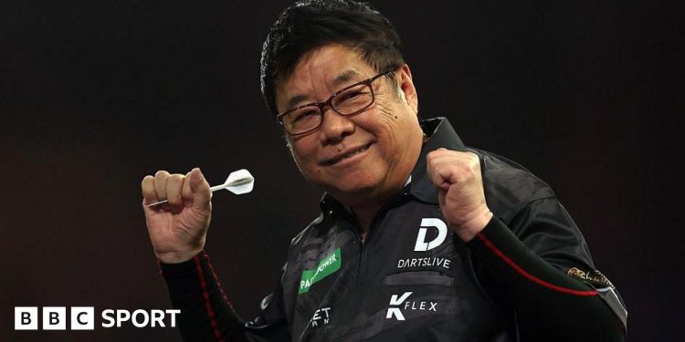 Campeonato Mundial de Dardos: Paul Lim, de 71 años, se convierte en el jugador de mayor edad en ganar un partido con una victoria sobre Jeffrey de Graaf