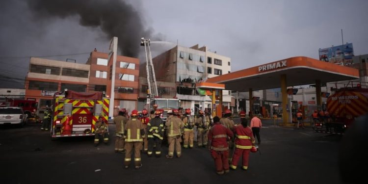 Rímac: Minsa atiende a primer afectado por inhalación de humo tras incendio | LIMA