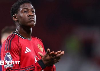 El medio hermano del centrocampista del Manchester United lleva una camiseta que dice 'Free Kobbie Mainoo'