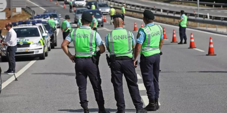 ¿Puedo usar la baliza V16 en Portugal o tengo que conservar los triángulos de emergencia?