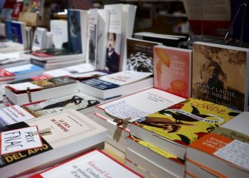 Les éditions Harlequin suscitent le débat après avoir traduit des livres grâce à l'IA