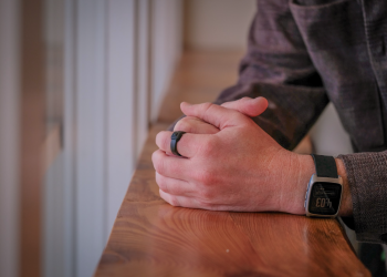 Pebble está haciendo un pequeño y extraño anillo inteligente para registrar pensamientos