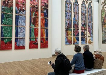 en el Grand Palais, los vitraux de Notre-Dame divisent dès leur premier jour d'exposition