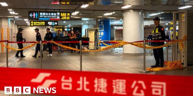 Un atacante con cuchillo mata a tres personas tras una bomba de humo en el metro de Taipei