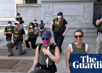 Agentes del FBI despedidos por arrodillarse en una protesta por la justicia racial demandan para recuperar empleos | FBI